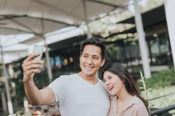 Feliz Sonriente Asiático Divertirse Tomar Selfies Smarthphone Aire Libre — Foto de Stock