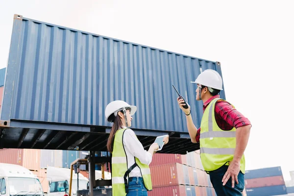 Asiatischer Polier Kontrolliert Verladecontainer Box Und Mitarbeiterin Überprüft Container Box — Stockfoto
