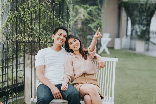 Pasangan Asia Yang Bahagia Tersenyum Dan Bersenang Senang Sambil Duduk — Stok Foto