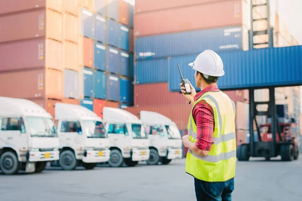 Asiático Capataz Controle Carga Recipientes Caixa Para Importação Logística Exportação — Fotografia de Stock