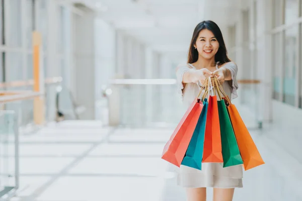 아시아 여자를 다채로운 쇼핑몰에 — 스톡 사진