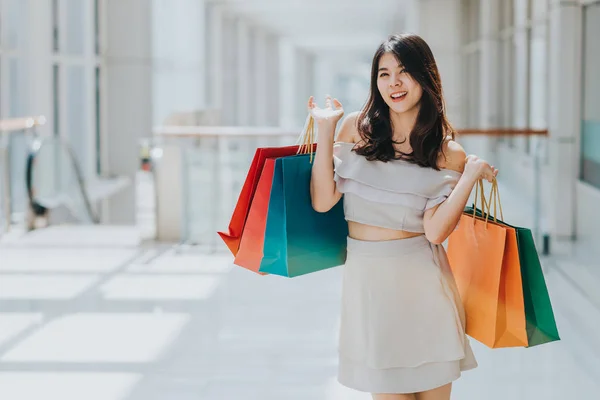 Mulher Bonita Asiática Feliz Desfrutando Sorrindo Com Saco Compras Colorido — Fotografia de Stock