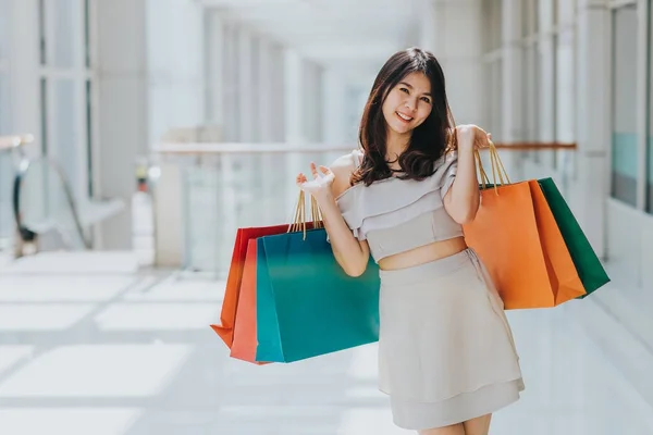 아시아 그녀의 다채로운 쇼핑백 즐기는 쇼핑몰에 — 스톡 사진
