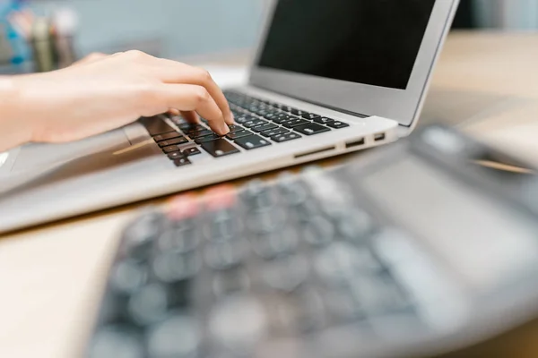 Nära Upp Skott Kvinnlig Hand Arbetar Laptop Vid Arbetsbordet Office — Stockfoto