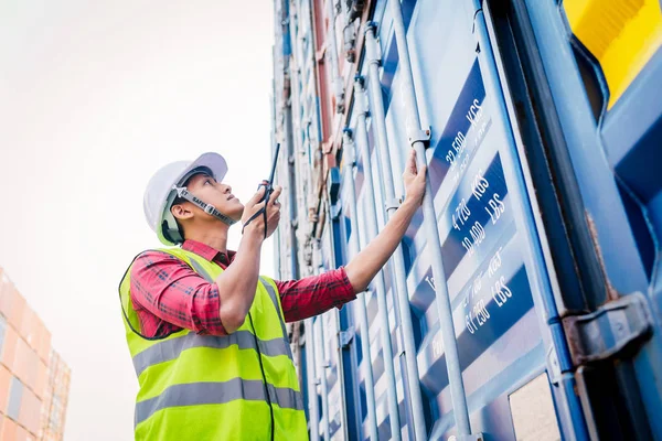 Asian Foreman Control Loading Containers Box Checking Containers Logistic Import — Stock Photo, Image