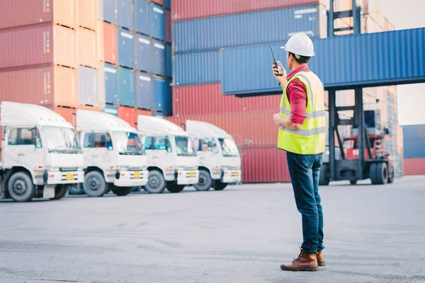 Asiatiska Förman Kontroll Lastning Behållare Box För Logistisk Importera Och — Stockfoto