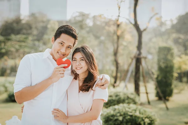 Felice Sorridente Coppia Asiatica Innamorata Abbracciarsi Tenere Cuore Parco Mattino — Foto Stock