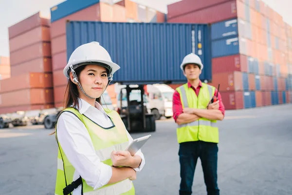 Personál Foreman Kontrolovali Načítání Nákladní Kontejner Logistické Exportovat Importovat Průmyslu — Stock fotografie