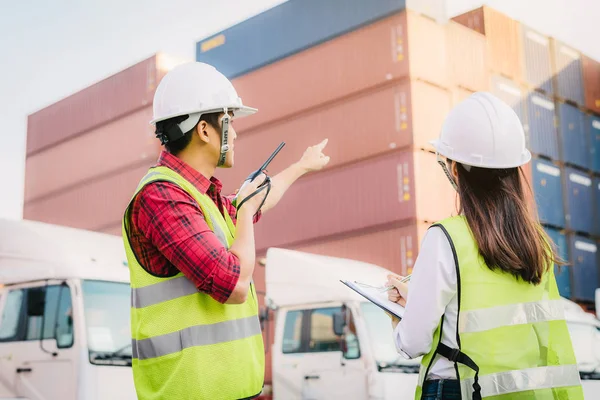 Asian Foreman Control Loading Containers Box Staff Woman Checking Container — Stock Photo, Image