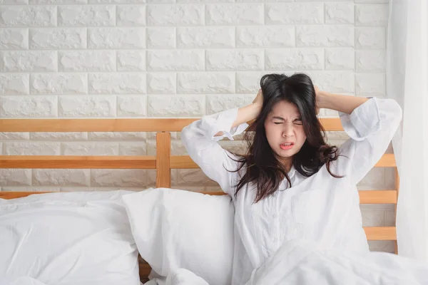 Несчастная Молодая Азиатка Просыпается Кровати Расстроенной Больной — стоковое фото