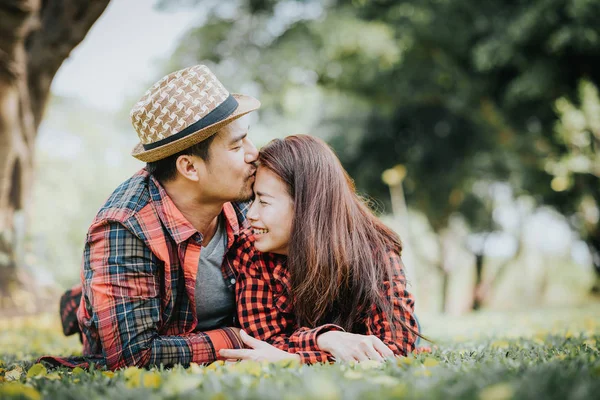 Pasangan Asia Yang Bahagia Jatuh Cinta Memiliki Momen Romantis Sementara — Stok Foto