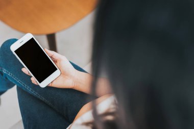 kadın holding boş smartphone telefon 