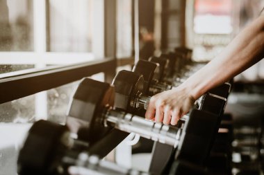 el ekipman standından dumbbell almak