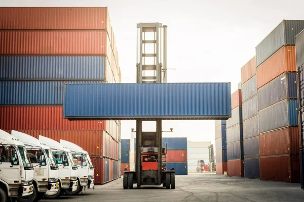 Carrello elevatore e carrello elevatore con contenitore per logistica — Foto Stock