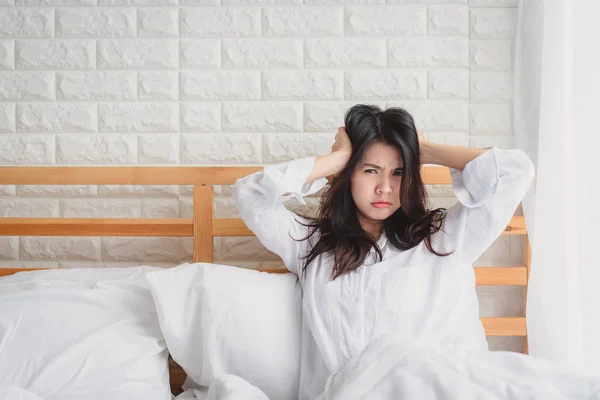 Несчастная женщина просыпается на кровати — стоковое фото