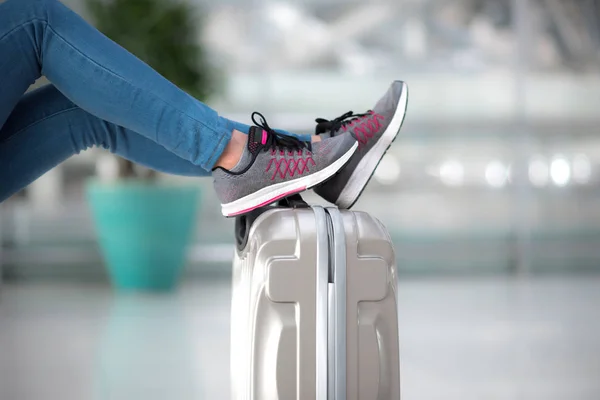 Пасажирська нога на багажі в аеропорту — стокове фото