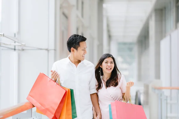 Happy Asian couple enjoy shopping in mall — Stock Photo, Image