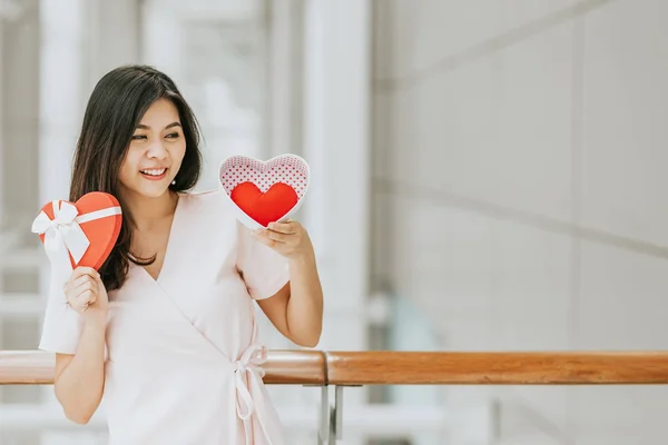 Ázsiai nő gazdaság ajándék doboz-val piros szív — Stock Fotó