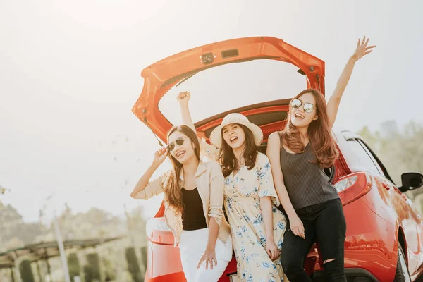 Três menina melhores amigos comemorando um bom tempo — Fotografia de Stock