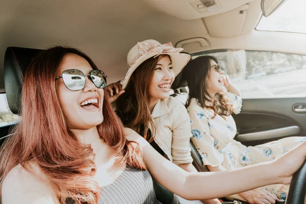 Menina asiática melhores amigos rindo no carro — Fotografia de Stock