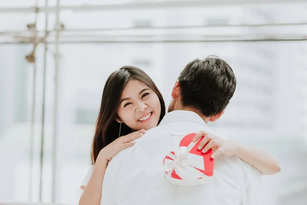 Felice Bella Giovane Donna Asiatica Abbracciando Suo Fidanzato Dopo Ricevere — Foto Stock