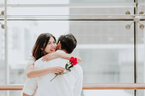 Feliz Bela Jovem Mulher Asiática Abraçando Seu Namorado Depois Receber — Fotografia de Stock