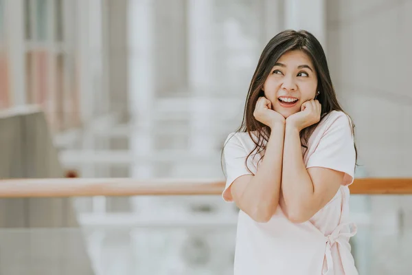 Jovem Bela Mulher Asiática Sorridente Expressar Surpreso Animado — Fotografia de Stock