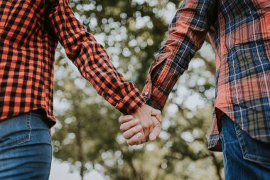 Parkta elele aşık bir hipster kaç kadeh kırpılmış