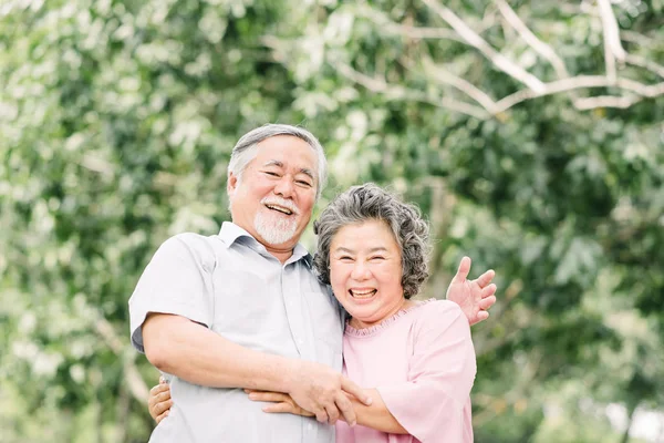Feliz Pareja Ancianos Asiáticos Pasar Buen Rato Ríen Sonríen Mientras —  Fotos de Stock