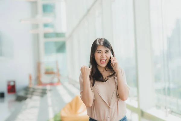 Feliz Animado Mulher Asiática Falando Com Seu Smartphone Levantar Braço — Fotografia de Stock