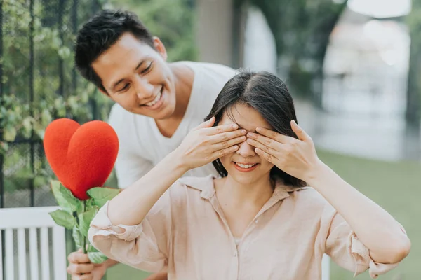 Romantico Felice Asiatico Uomo Dare Cuore Forma Fiore Sorpresa Sua — Foto Stock