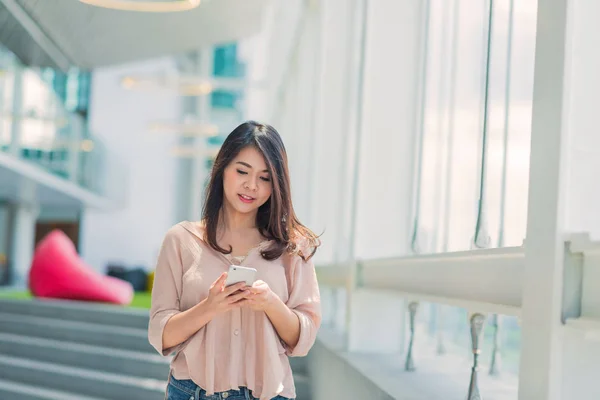 Feliz Bela Mulher Asiática Andando Usando Smartphone Móvel Edifício Moderno — Fotografia de Stock