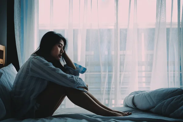 Unglücklich Schöne Asiatische Frau Sitzt Auf Einem Bett Suchen Traurig — Stockfoto