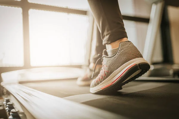 在跑步机上的健身运动中 关闭女子腿的镜头 健身与健康生活理念 — 图库照片