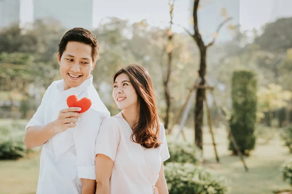 Selamat Tersenyum Pasangan Asia Cinta Memegang Hati Taman Pagi Hari — Stok Foto