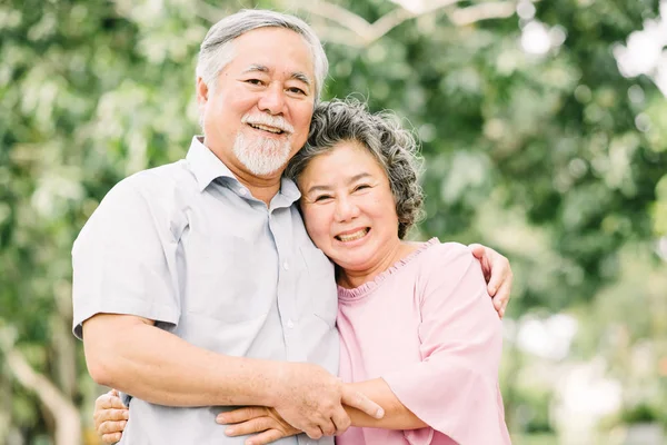 Feliz Asiático Senior Pareja Sonriendo Mientras Holding Cada Otro Aire —  Fotos de Stock