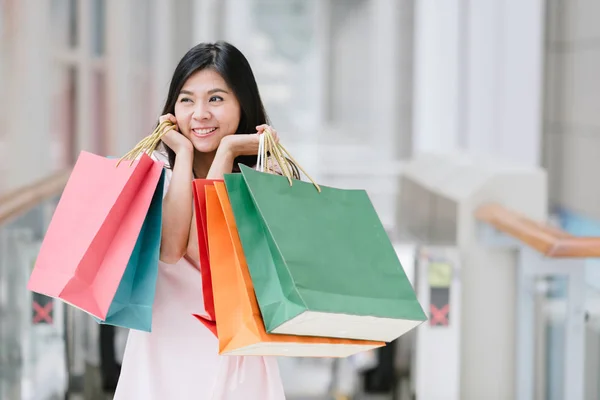 Mulher Bonita Asiática Feliz Desfrutando Sorrindo Com Saco Compras Colorido — Fotografia de Stock