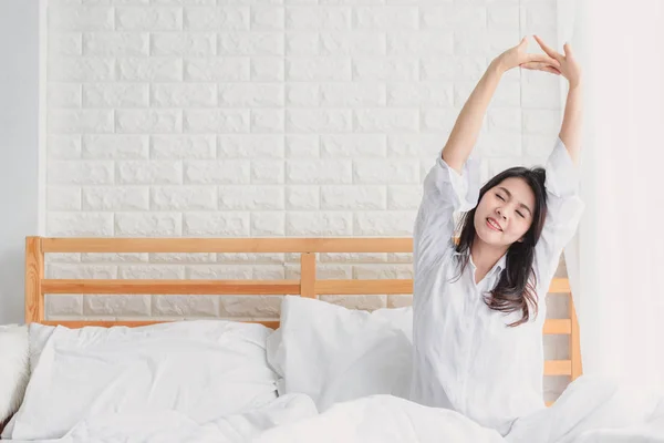 Glücklich Junge Asiatische Frau Stretching Bett Nach Dem Aufwachen Morgen — Stockfoto