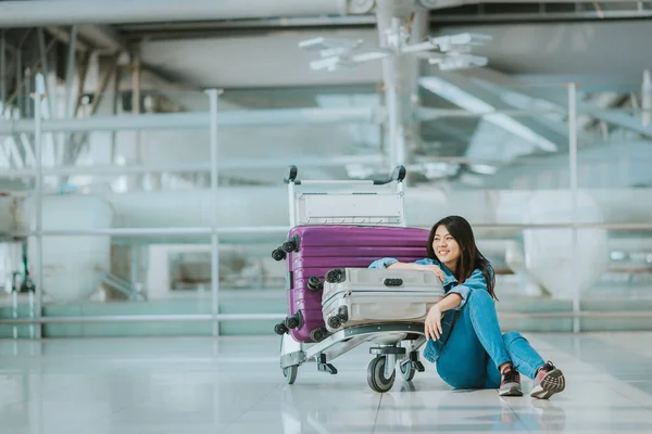 Щасливі Привабливі Азіатських Брюнетки Пасажирських Сидить Візки Багажу Аеропорту — стокове фото