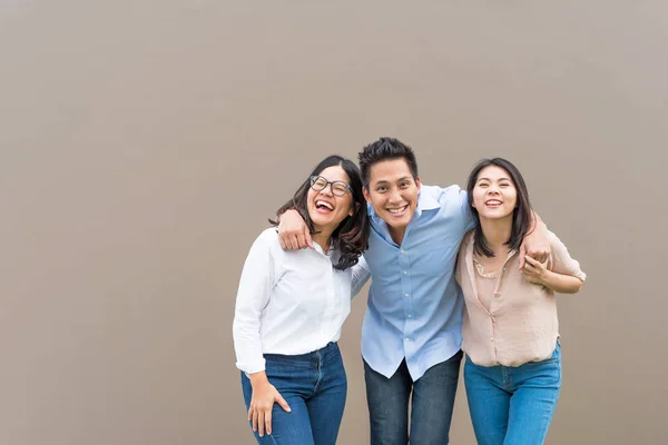 Grupo Feliz Três Asiáticos Amigos Casual Desgaste Rir Divertir Juntos — Fotografia de Stock