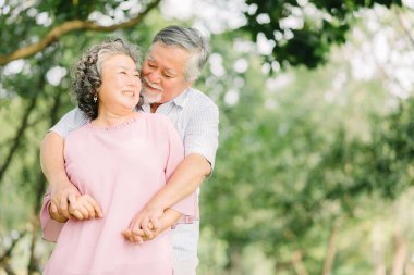 Mutlu üst düzey Asya çift aşık