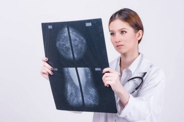 Kadın Doktor Röntgen film kontrol
