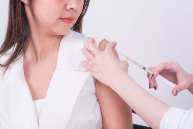 Doktor el hastaya şırınga kullanarak 