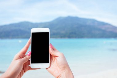 Boş ekran smartphone tutan kadın el 