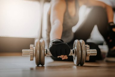 Kadın dumbbell spor salonu zemin üzerinde tespit