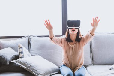Eğleniyor Vr kulaklık giyen kadın
