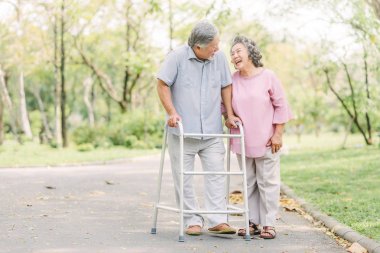 Bir yürüyüş walker ile konuşmak mutlu üst düzey Çift 