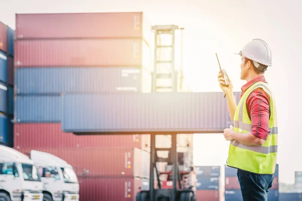 Foreman control loading Containers box for Logistic — Stock Photo, Image