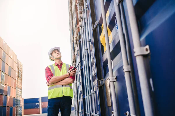 Foreman ellenőrzése konténerek doboz logisztikai — Stock Fotó