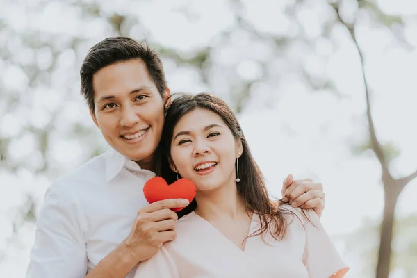 Felice coppia asiatica innamorata sorridente all'aperto — Foto Stock
